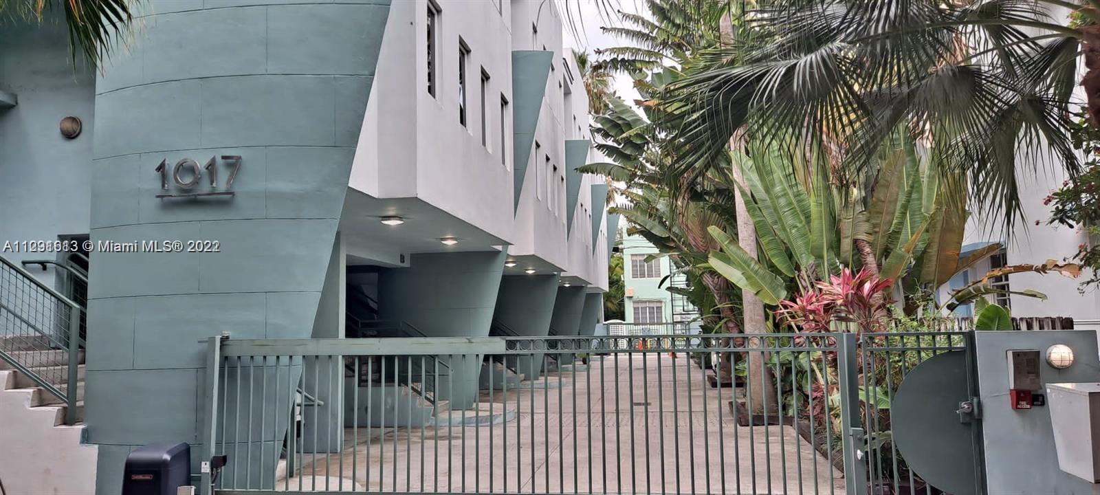Spacious 3 story townhouse in excellent location within few steps to Flamingo park, beach and main shops.