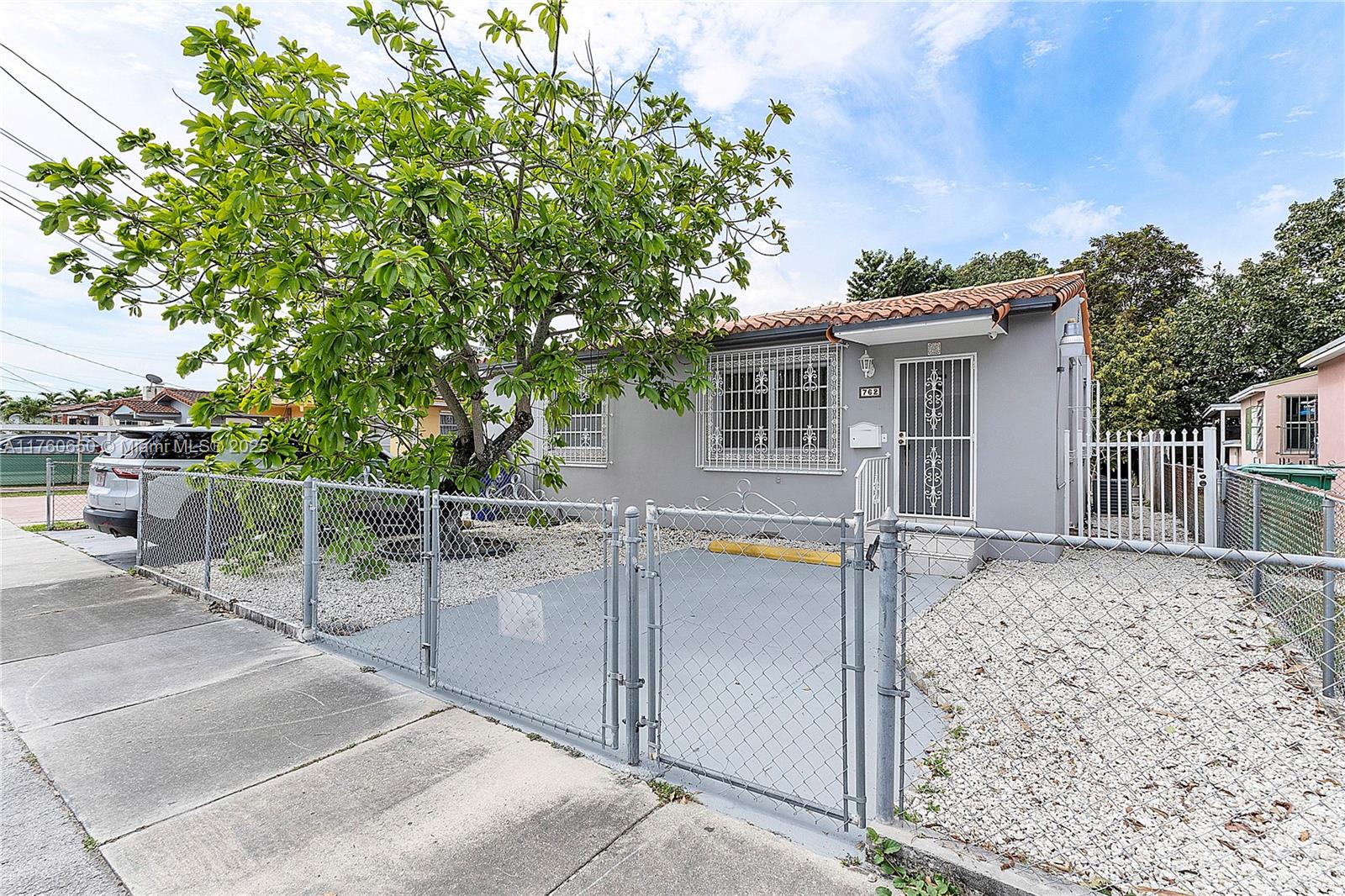 Fantastic and spacious 2/1 duplex, close to everything. Located in the heart of Miami it has washer and dryer inside the property. Two parking space and parking street available. Large patio with fruit trees and more. Hurry, come to see it!