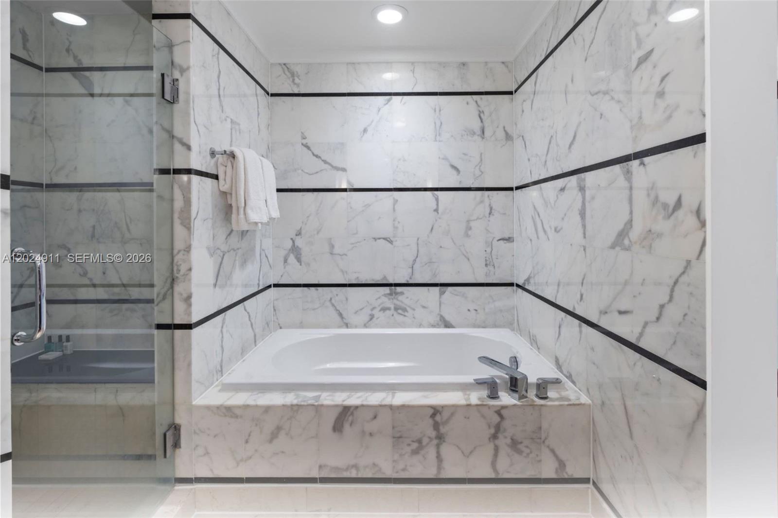 FONTAINEBLEAU III OCEAN C - Residential