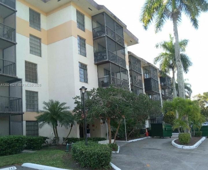 Renovated 1 bedroom /1.5 bath on the top floor in the Inverwood community in Lauderhill. Updated kitchen with
stainless steel appliances, tiled flooring, large walk in closet and screened in balcony. Washer & Dryer inside the
unit. Gated complex with a heated pool and secured lobby. Furniture can be included as well. Association rental
requirements include 50k income, 700 credit score, last two years tax returns and last three paystubs.