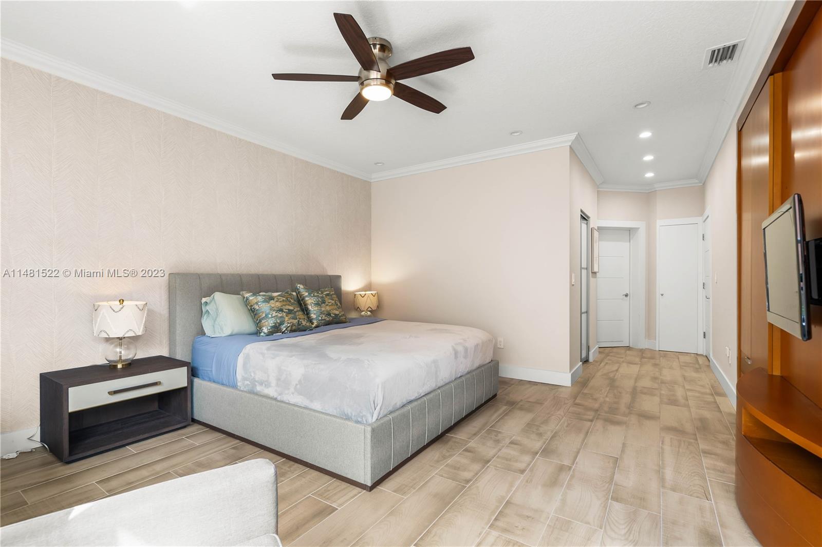 ISLAND WAY - Residential
