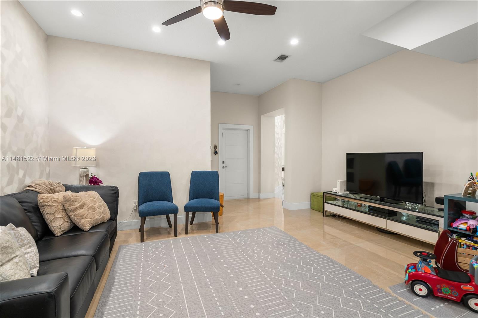 ISLAND WAY - Residential