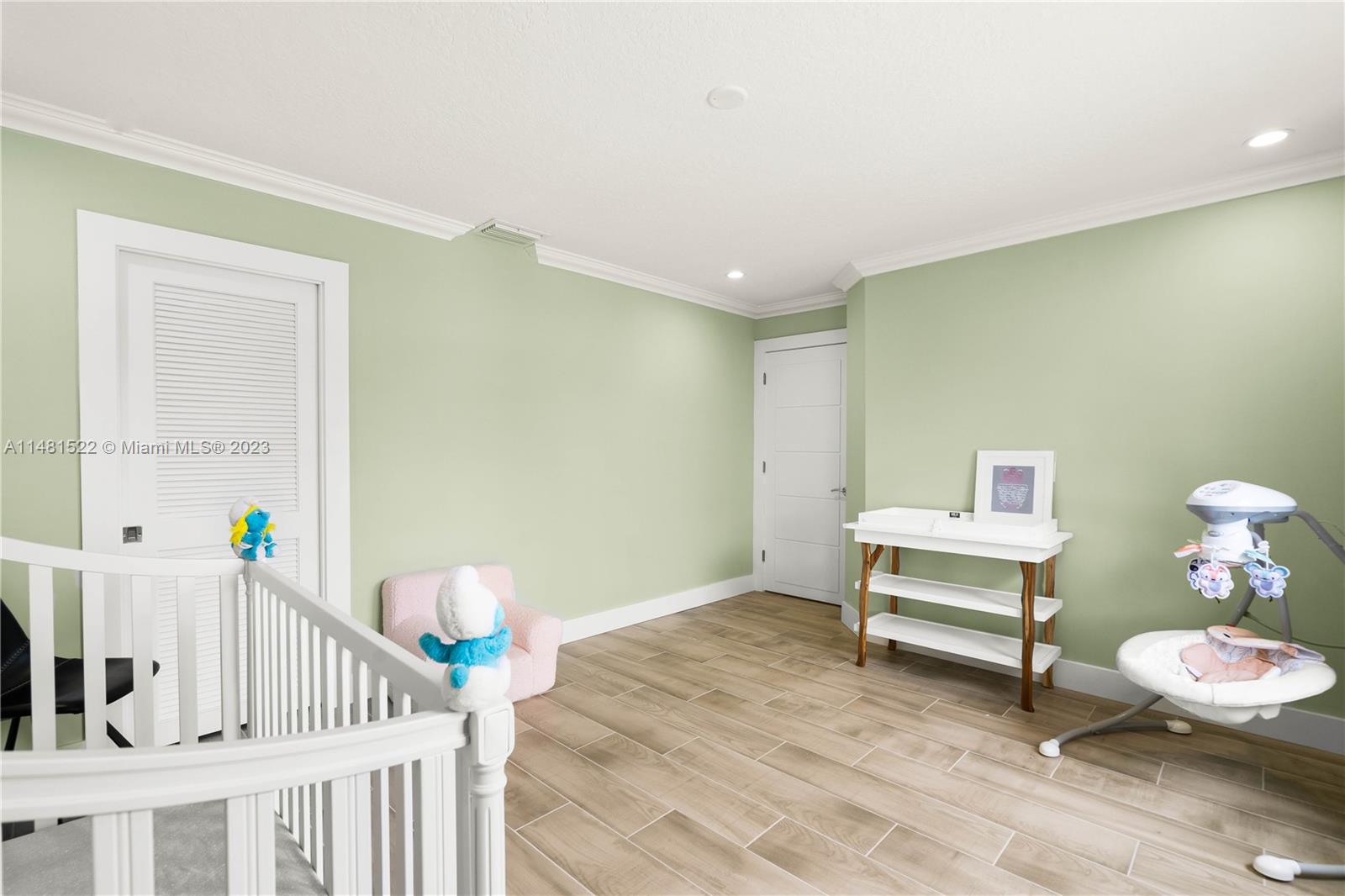 ISLAND WAY - Residential