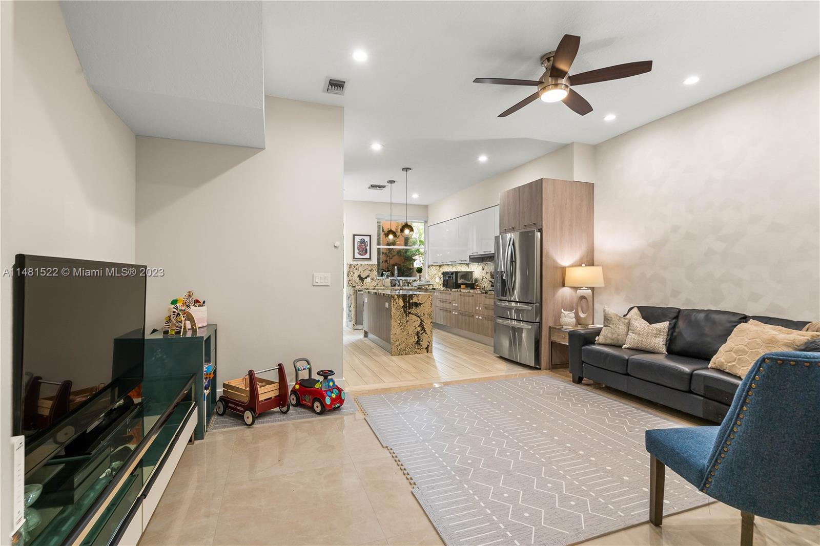 ISLAND WAY - Residential