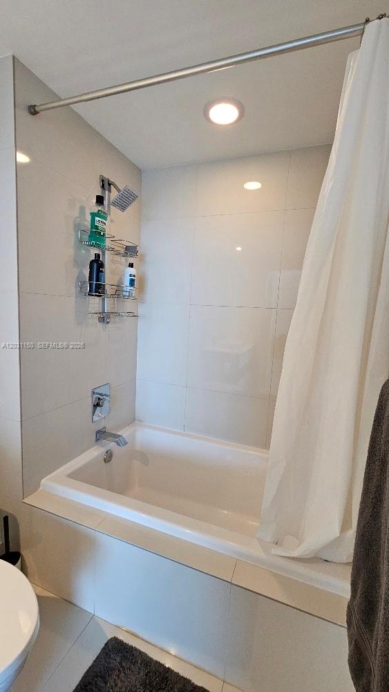 1100 MILLECENTO RESIDENCE - Residential Lease