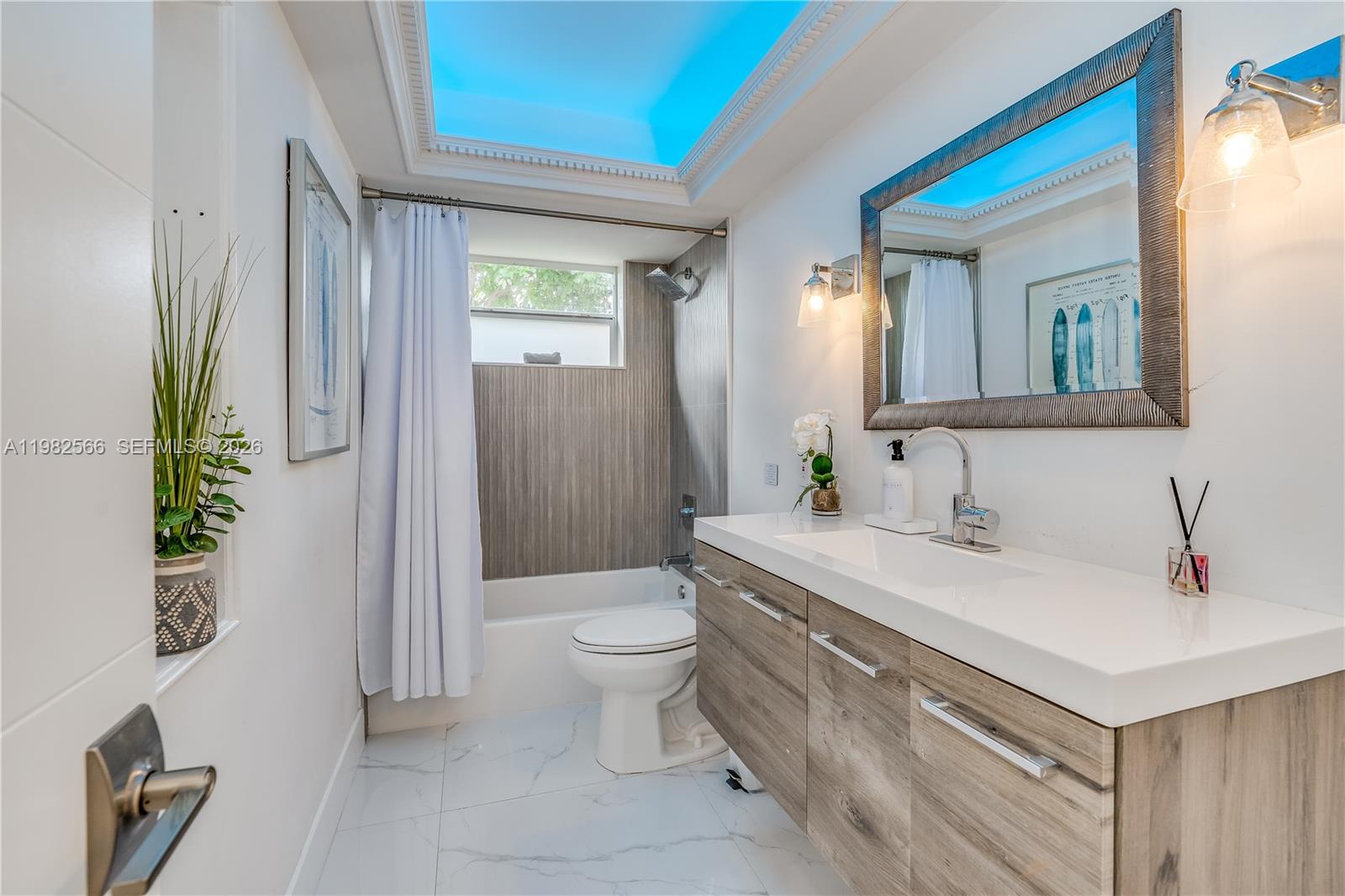 HOLLYWOOD HILLS - Residential