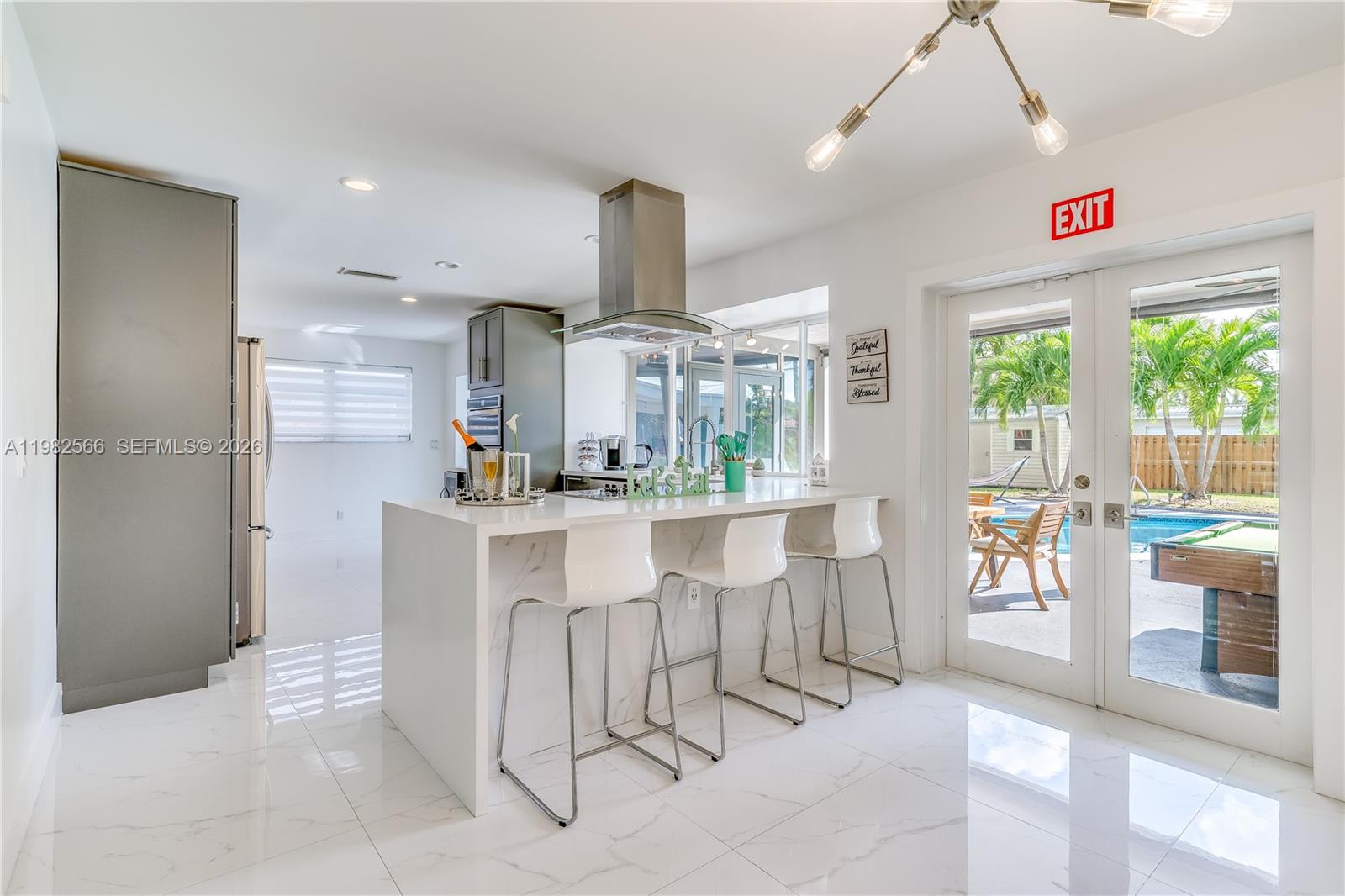HOLLYWOOD HILLS - Residential