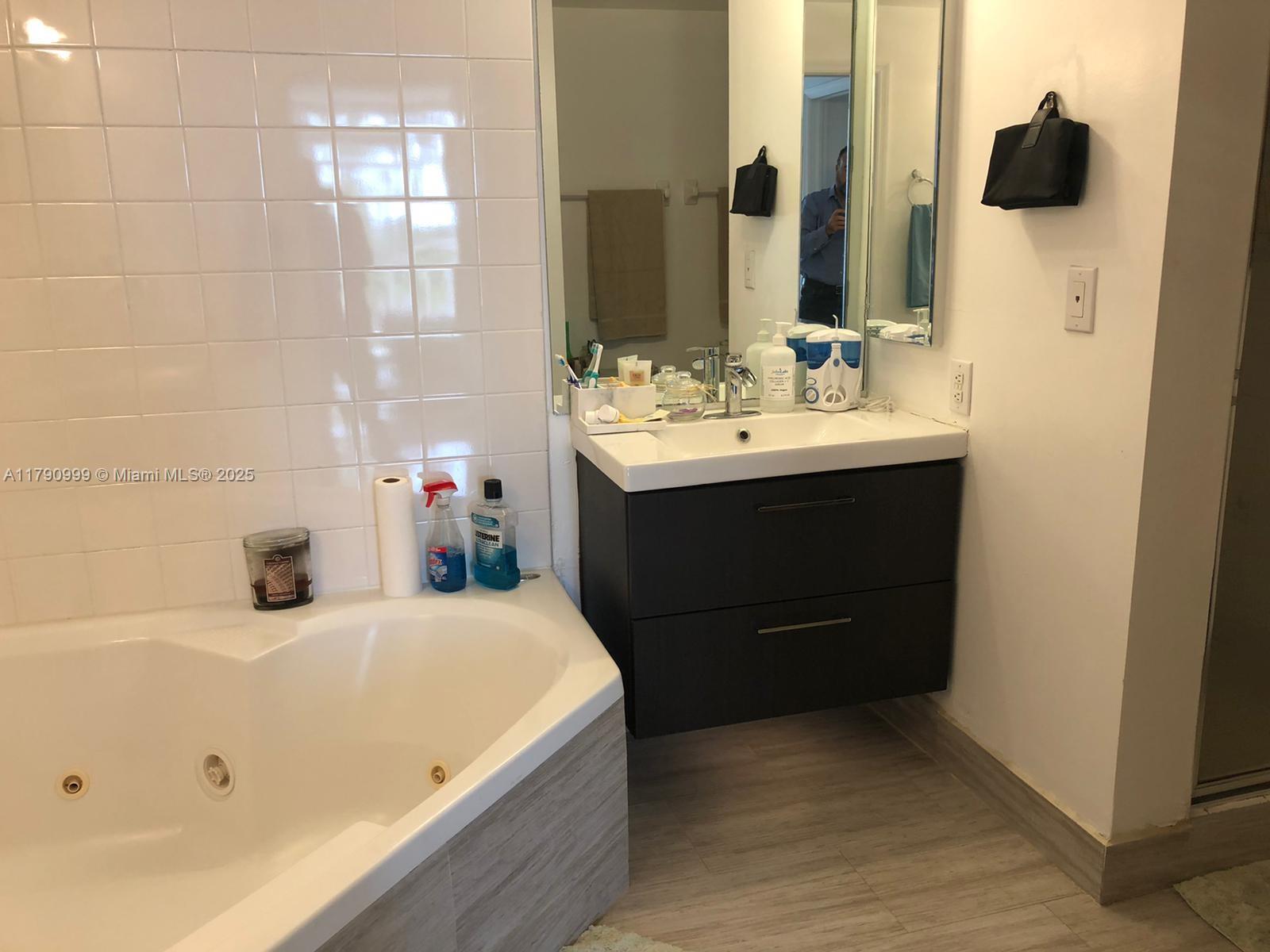 DORAL HOUSE CONDO NO 3 - Residential