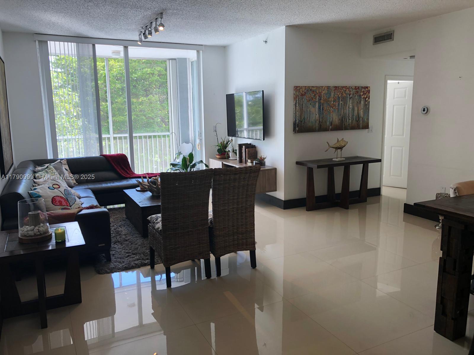 Spacious Condo in Excellent Location – 3 Bedrooms / 2 Bathrooms. Located in a highly desirable area, this property features a fully renovated kitchen, a large private balcony, and is in excellent overall condition. Residents enjoy access to a wide range of amenities, including a clubhouse, swimming pool, gym, sauna, tennis and racquetball courts, an on-site restaurant, and more. The community offers 24-hour security and a well-maintained, welcoming environment.
