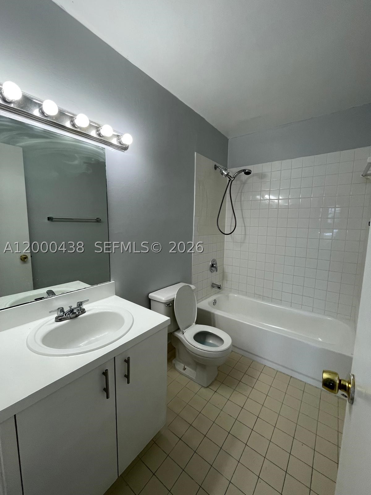 LAKESHORE CONDO 3 - Residential