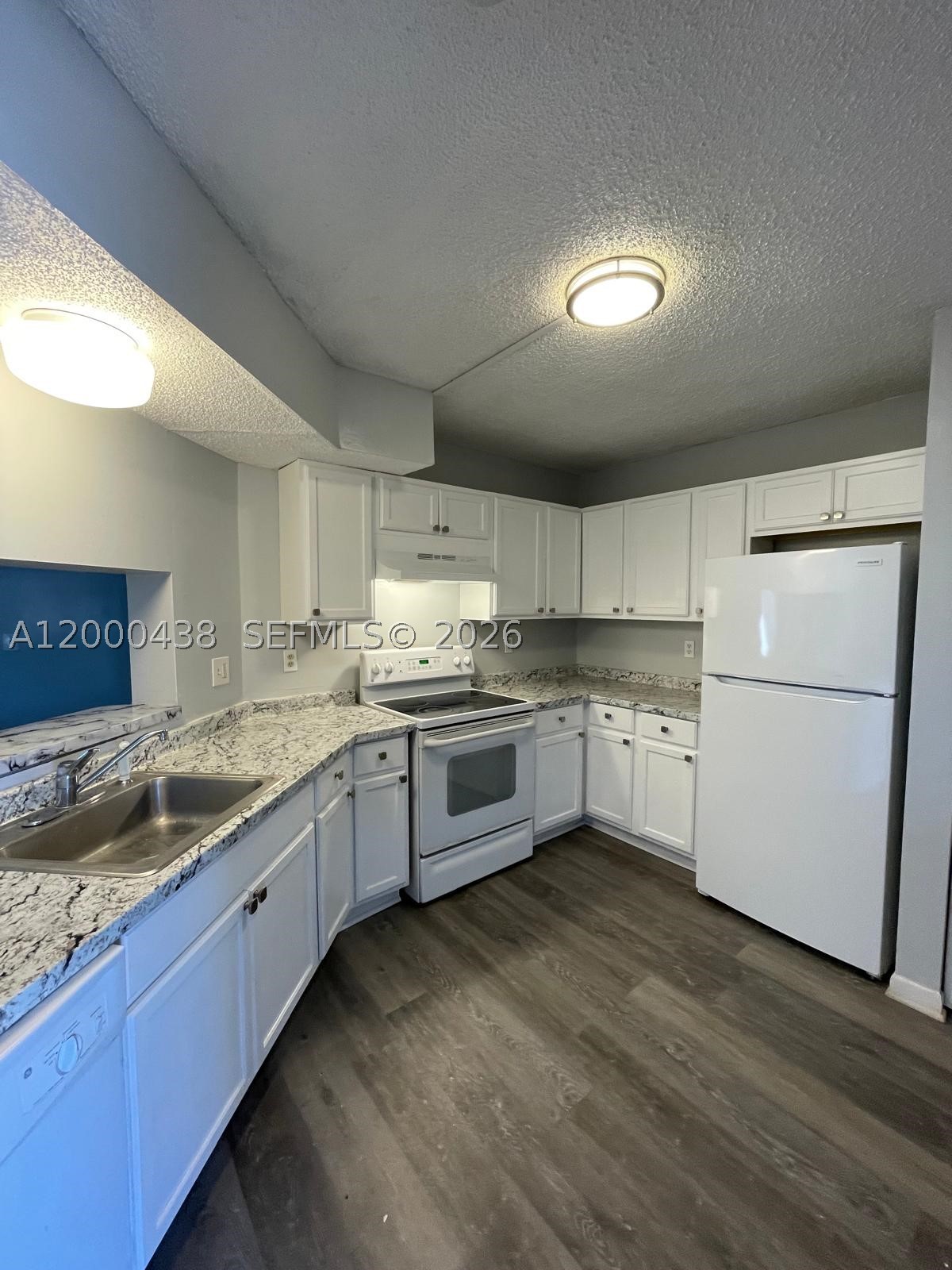 LAKESHORE CONDO 3 - Residential
