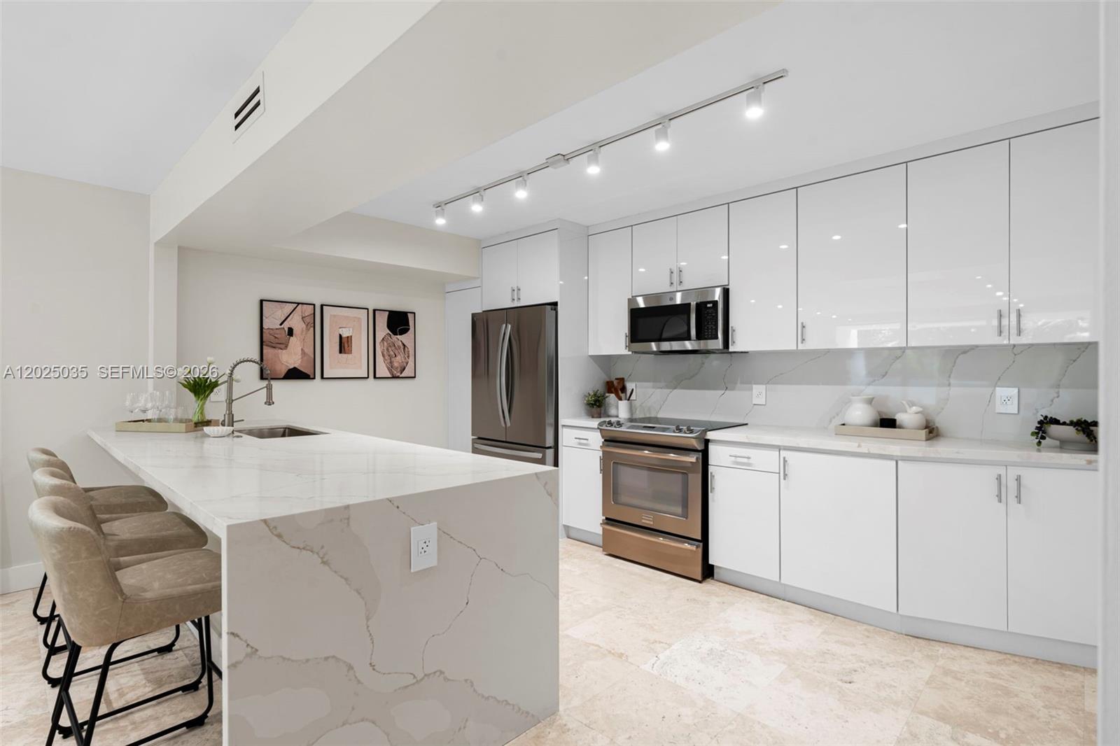 COMMODORE CLUB WEST CONDO - Residential