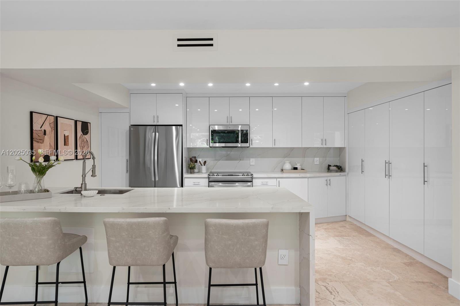 COMMODORE CLUB WEST CONDO - Residential