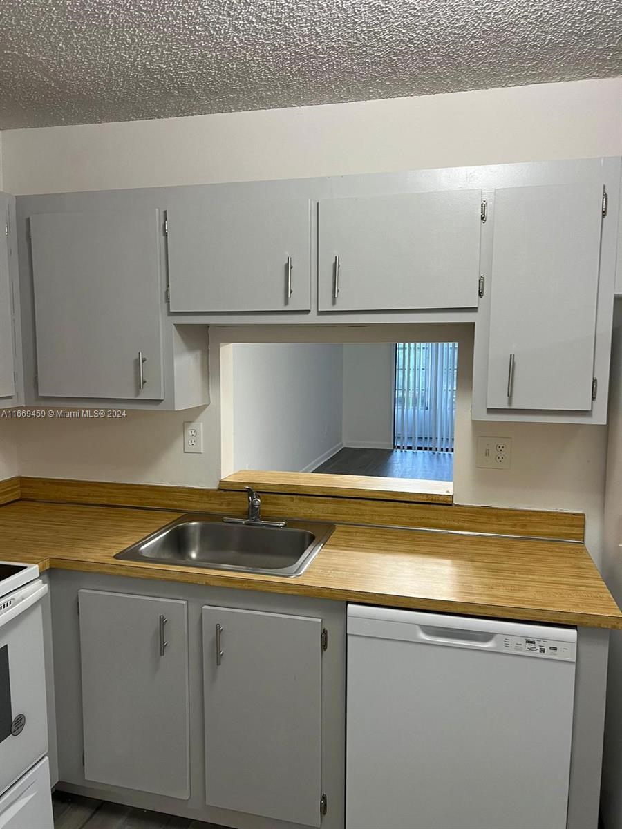 COURTYARDS OF BROWARD CON - Residential Lease