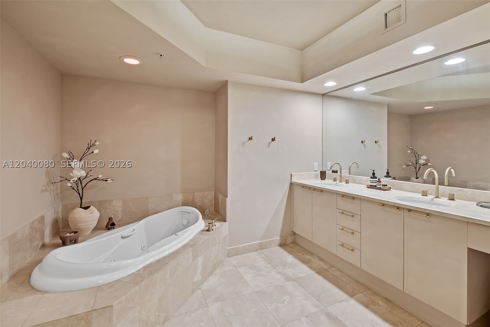 THE OAKS I CONDO - Residential