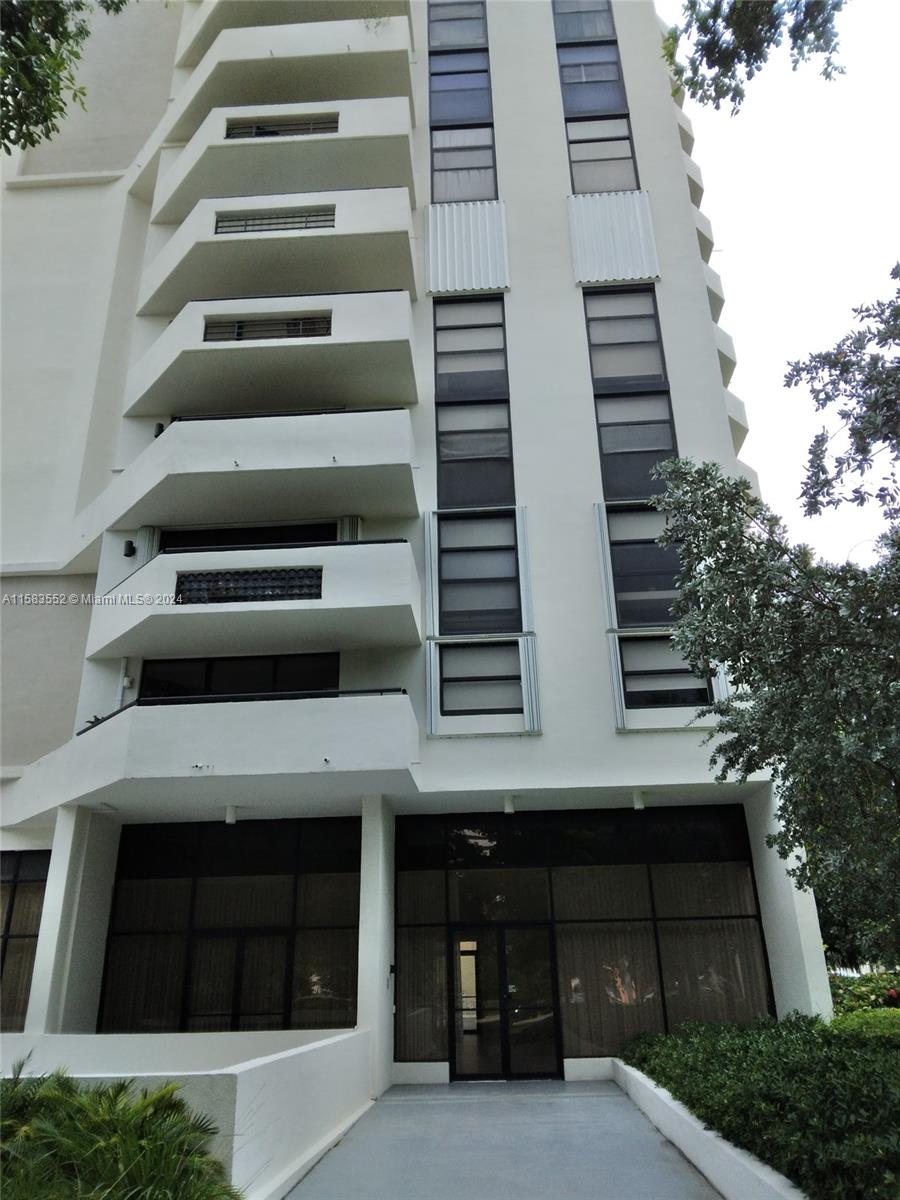 Beautiful unit in the City Beautiful Coral Gables, spectacular layout, this 2/2 has one of the best views to the City, Downtown and Brickel. Building with finalized 40 years Recertification, and recently renovated. In one of the best avenues name of the city, Ponce De Leon, centrally located to expressways, Coral Gables downtown, Merrick Park, minutes to Brickel, University of Miami, Hospitals, and so on.