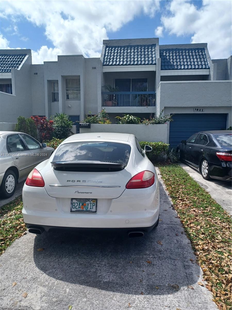 Large 3x2.5 Townhouse Condo centrally located near restaurants, shopping outlets, Hospital, and other convenient consumer facilities.  Unit might need some upgrades but priced sell. Seller is very flexible and motivated to sell now.  Rental allowed after 1 year.  Minimal requirements for HOA approval.  DEFINITELY A MUST SEE.  Property is owner occupied but very easy to show.  Please contact listing Broker for showing instructions.  For consideration, pleases submit all offers with preapprovals, DUs or POF.  Don't hesitate to submit a reasonable offer; seller is super flexible.