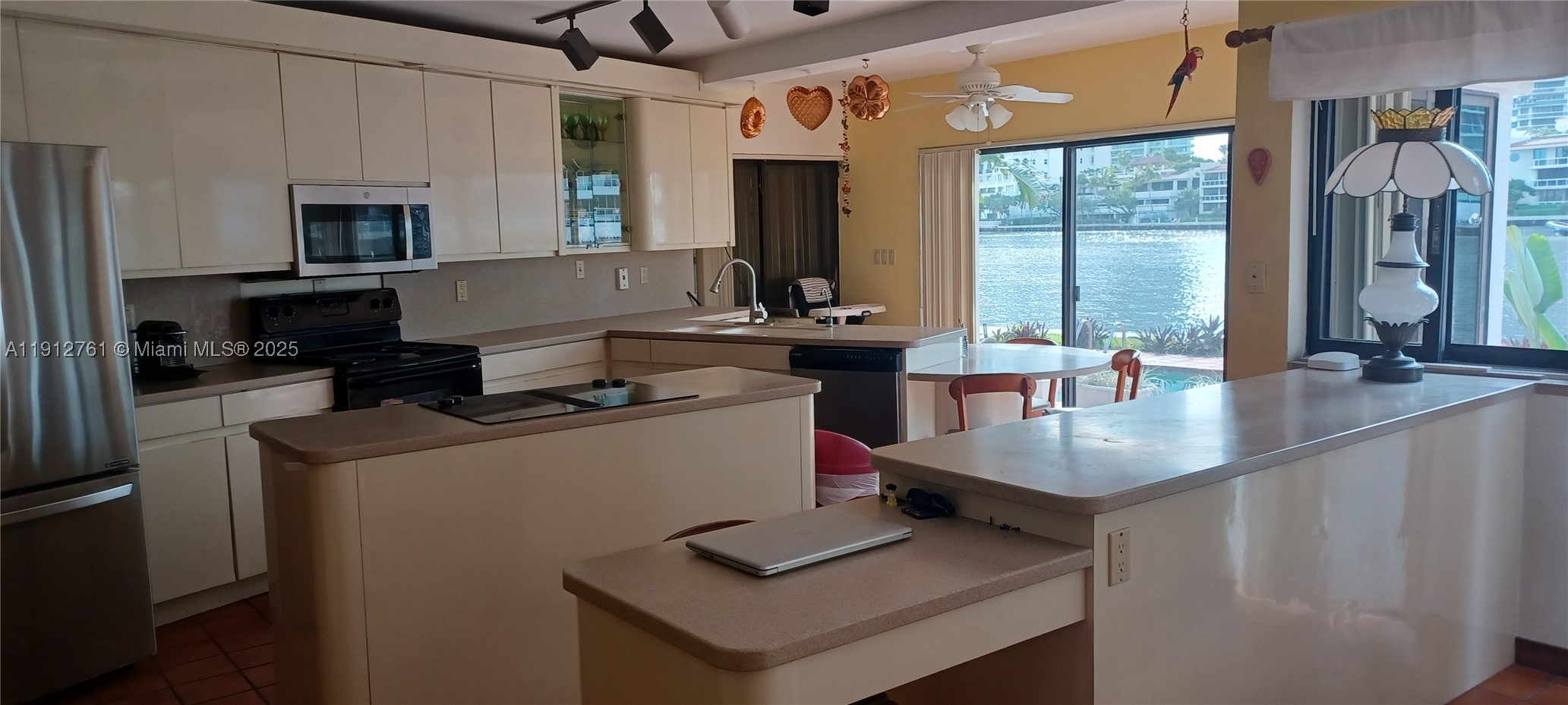 GOLDEN BEACH SEC E - Residential