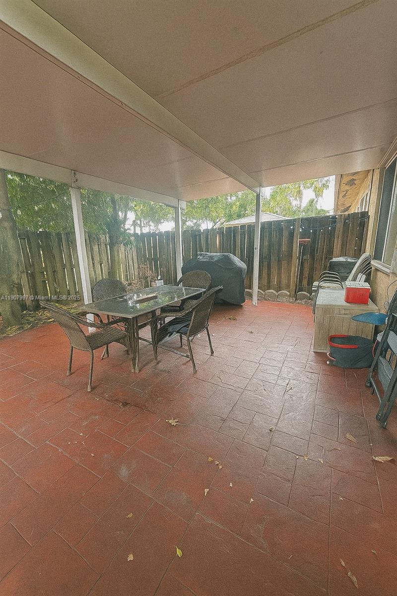 COUNTRY LAKE MANORS TOWNH - Residential
