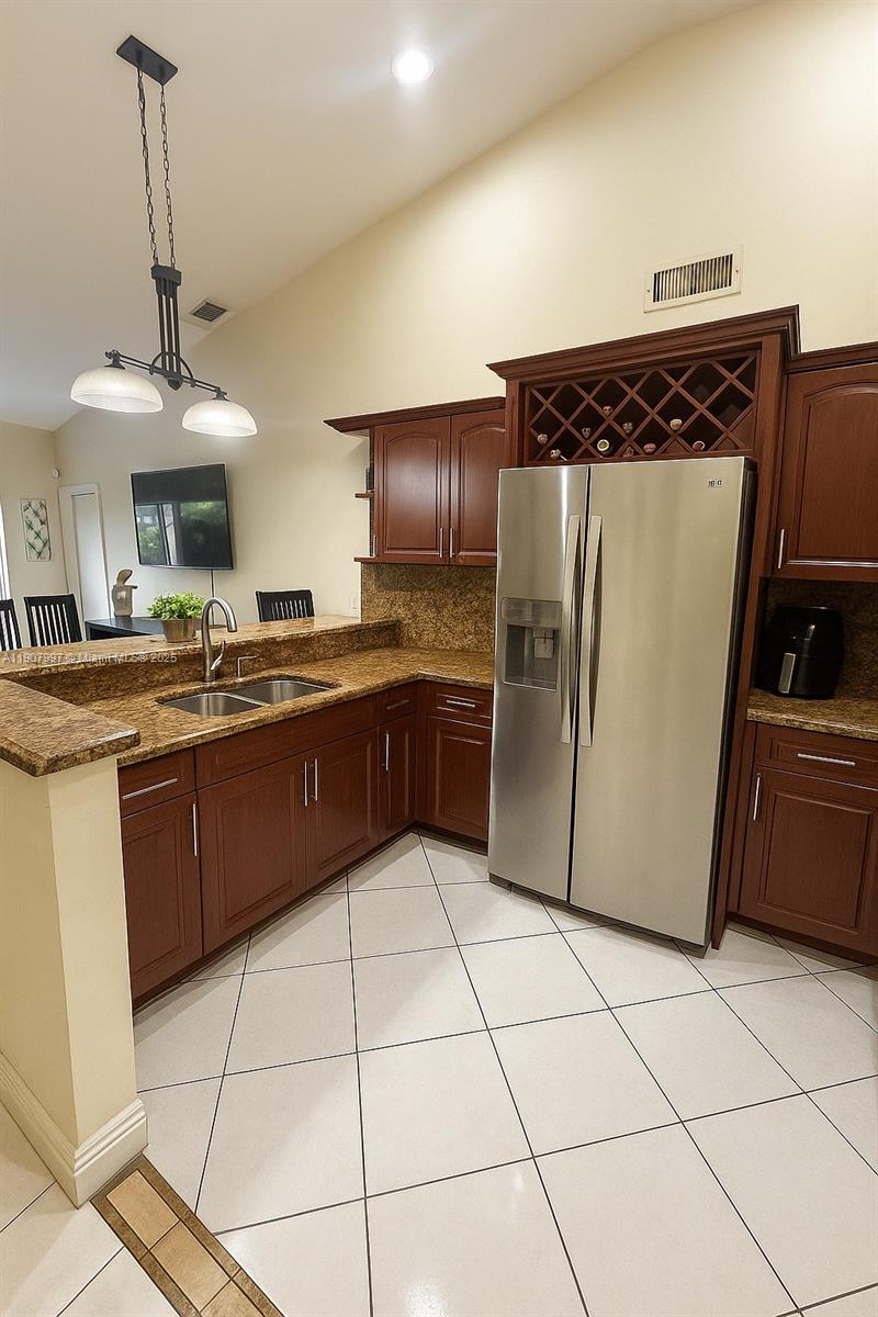 COUNTRY LAKE MANORS TOWNH - Residential