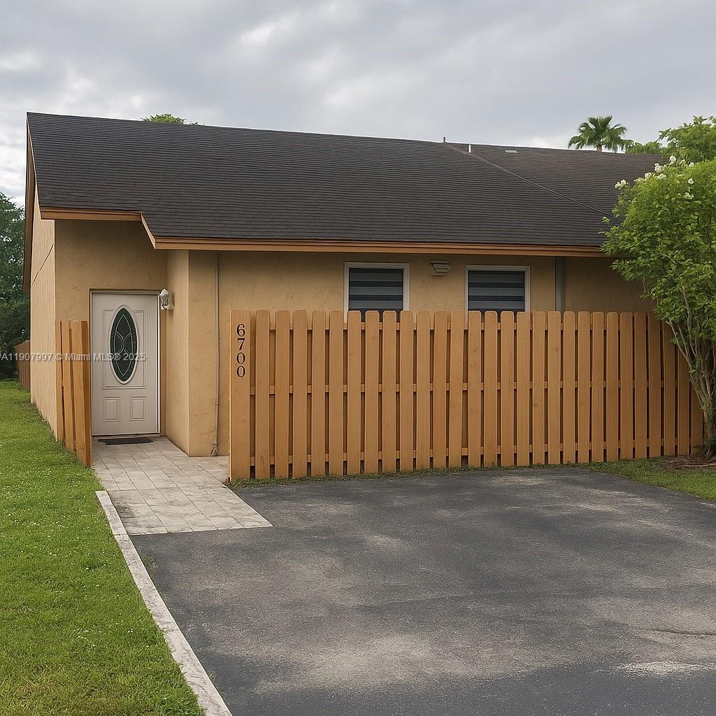 COUNTRY LAKE MANORS TOWNH - Residential