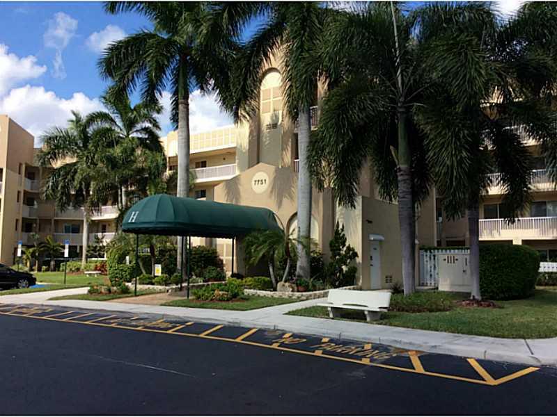 RARELY AVAILABE 2 BED 2 BATH 1ST FLOOR CONDO IN THE BEAUTIFUL KINPSPOINT-SOUTHHAMPTON DEV! LARGE COURTYARD ENTRY. LIGHT & BRIGHT ! HARDLY LIVED IN. NEW BERBER CARPETS INSTALLED. NEW A/C. VIEW OF WATER/LAKE FROM EVERY ROOM. NEW DECORATIVE  BERBER CARPETING  JUST INSTALLED. FULL SIZE WASHER & DRYER IN CONDO. HURRICANE IMPACT WINDOWS/DOORS. AMAZING CLUBHOUSE WITH LOTS OF ACTIVITES, GYM, ENTERTAINMENT, AND MORE!  FURNITURE INCLUDED. DON'T MISS THIS ONE! ONE OF THE BEST ADULT COMMUNITIES IN TOWN! SMALL PET OK!