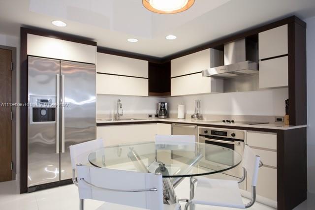 Amazing opportunity for 6 month rental or 1 year lease, this beautiful 1 bedroom 1 full bath and a toilet is located walking distance to the beach and  the Miami Convention Center. Very bright unit very well maintained is in the corner on the first floor. Have 2 pools, Spa, Gym, covered parking and 24hrs lobby attendance.