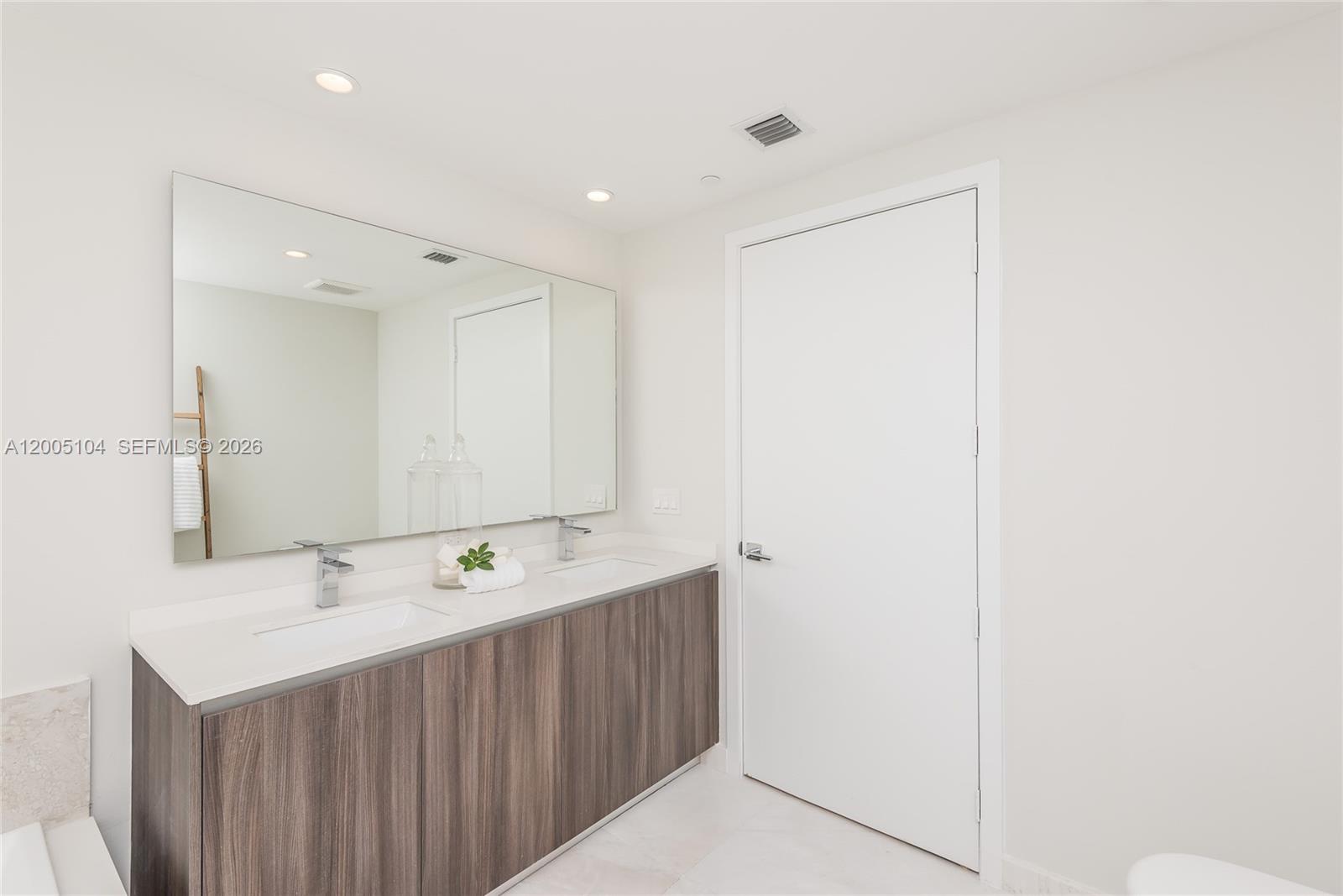 ARIA ON THE BAY CONDO - Residential