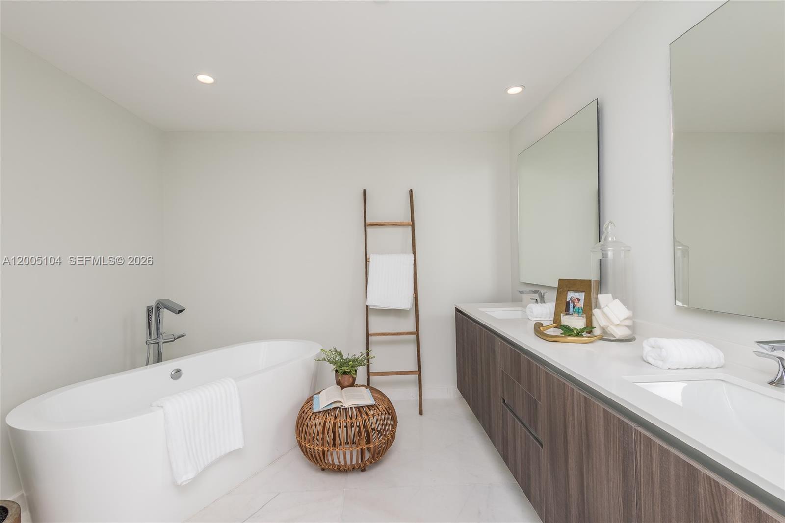 ARIA ON THE BAY CONDO - Residential