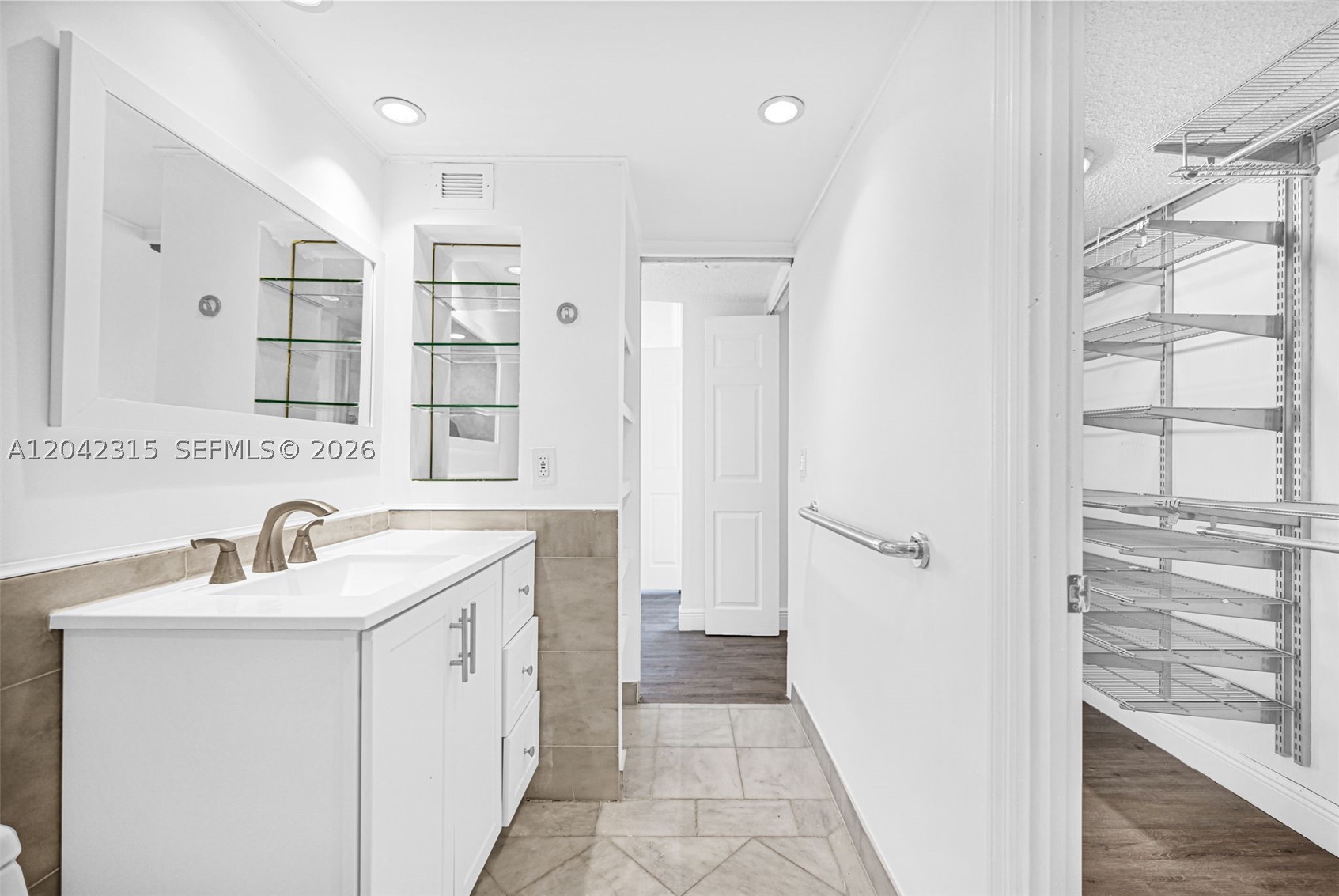 COMMODORE PLAZA CONDO - Residential