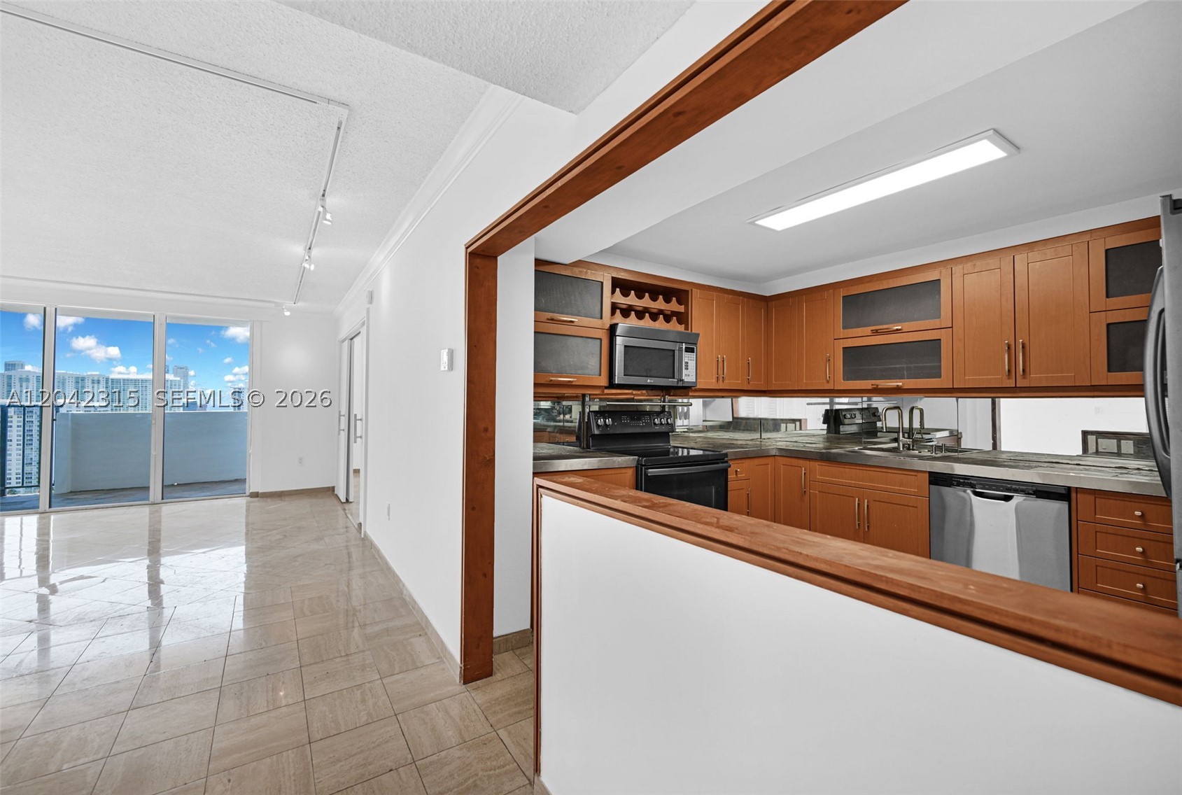 COMMODORE PLAZA CONDO - Residential