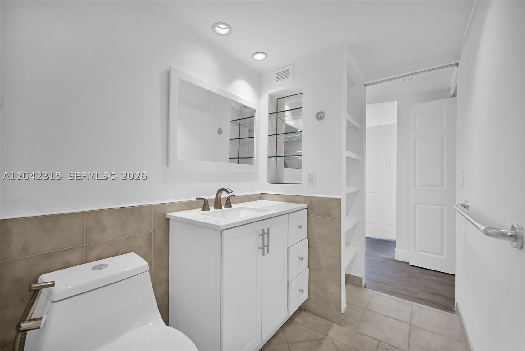 COMMODORE PLAZA CONDO - Residential