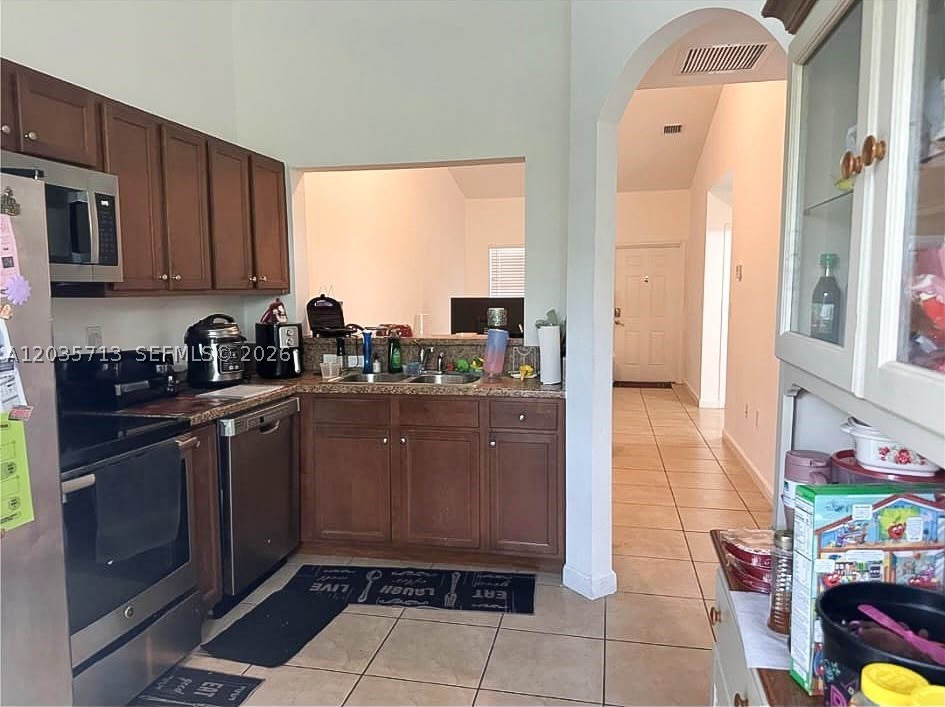 THE COURTS AT BAYSHORE II - Residential Lease