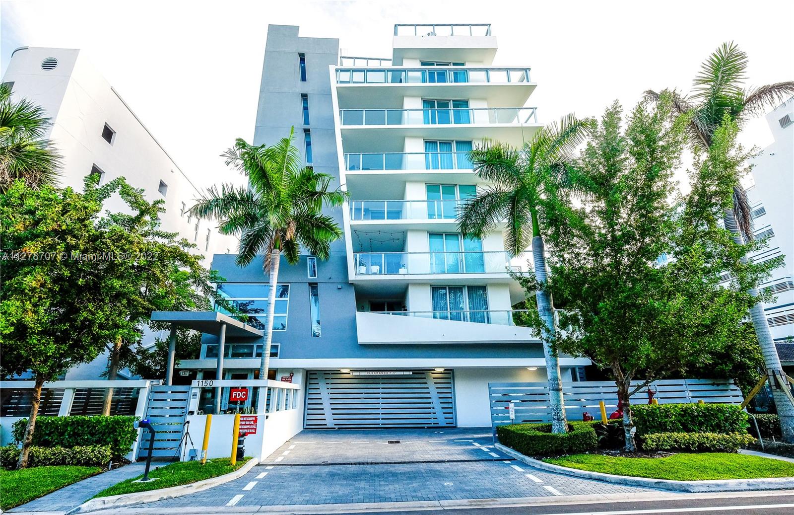 available for rent this spectacular ! This boutique building with refined finishes has only 17 residences, rooftop pool, electronic concierge, automated door locks and blinds, smart thermostat. Home to a K-8 school (an "A" school for 16 consecutive years!). This boutique building is in the heart of exclusive Bay Harbor Islands, a few minutes from the beach, restaurants and the prestigious Bal Harbour Mall.