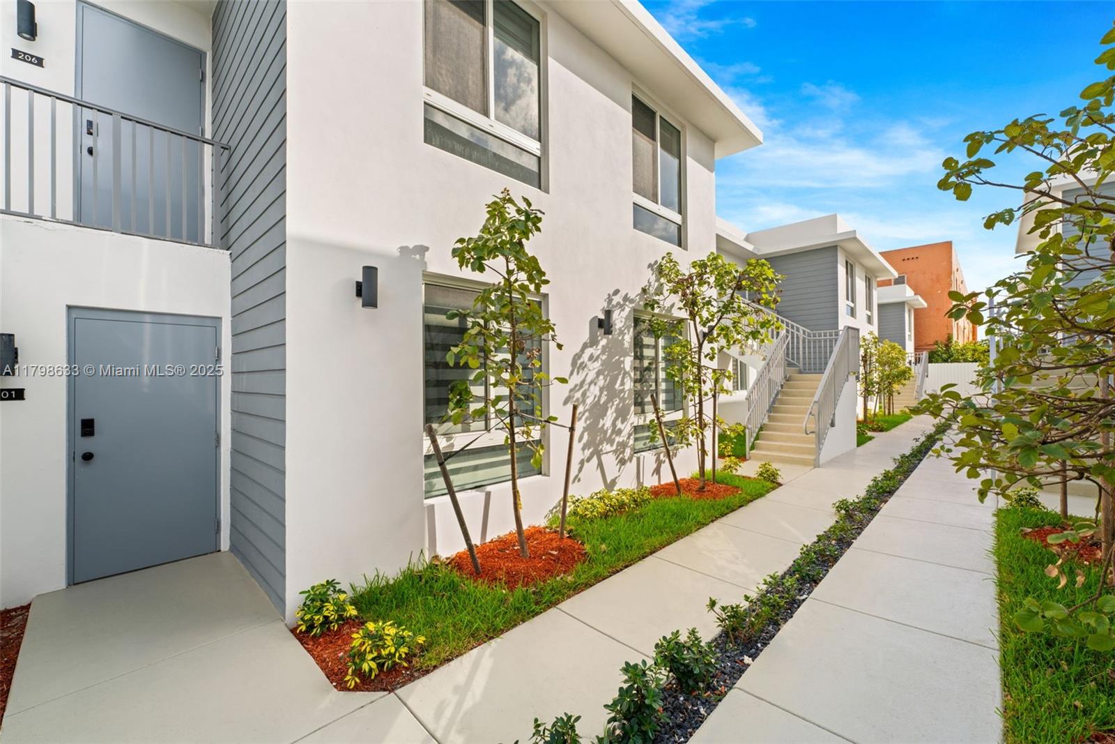 LAWRENCE ESTATE LAND CO - Residential Lease