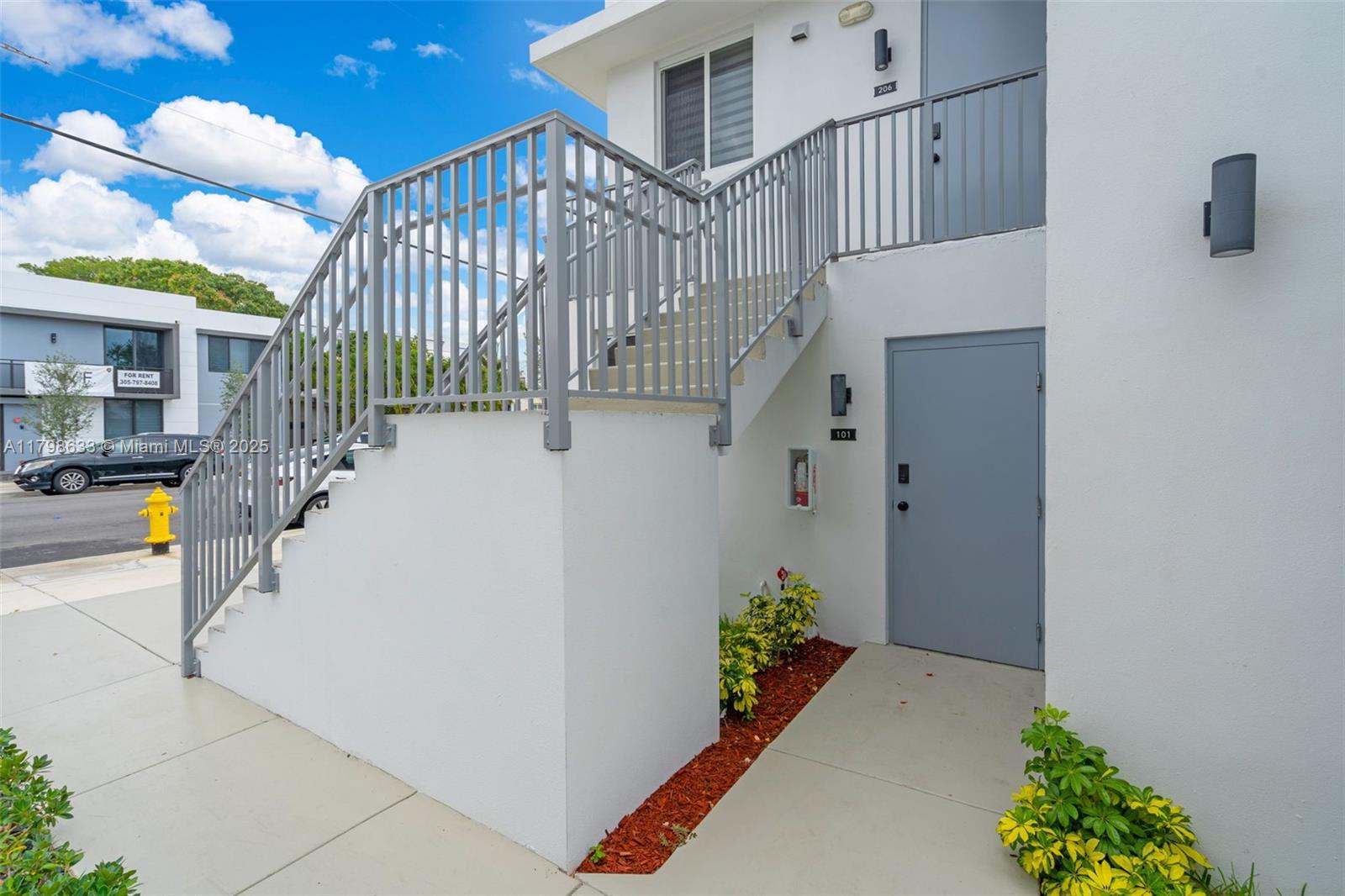 LAWRENCE ESTATE LAND CO - Residential Lease