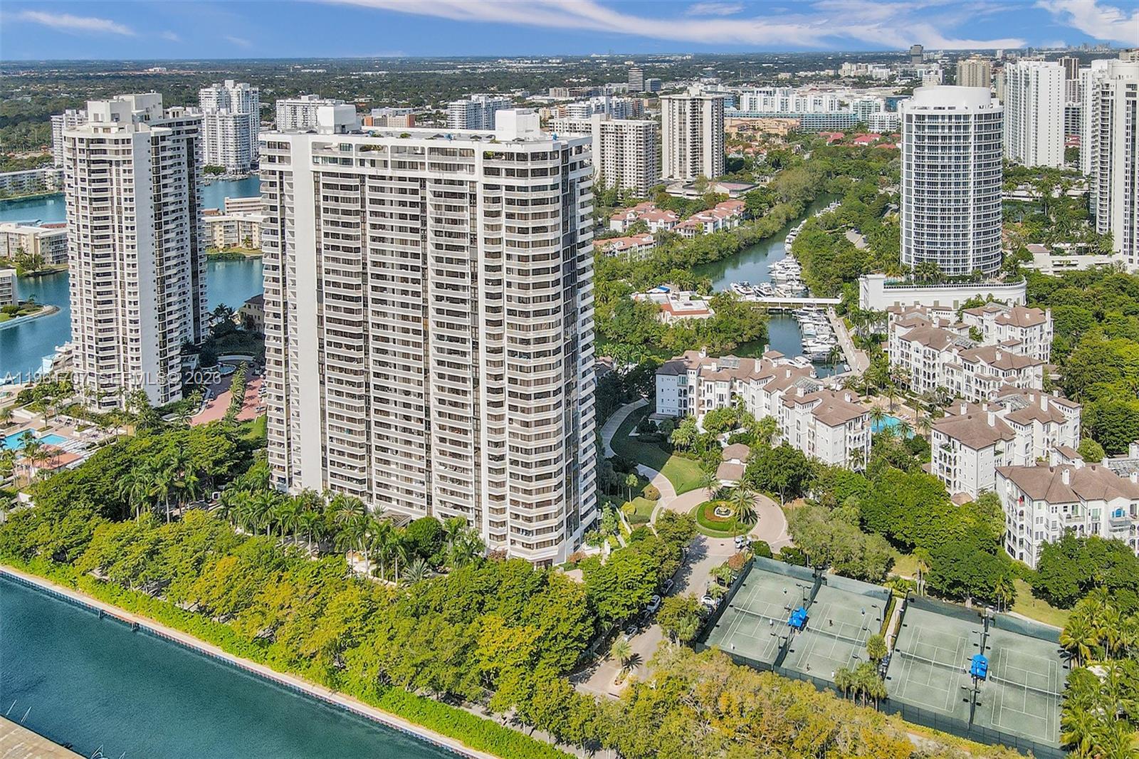 ¤2000 ISL BLVD WILLIAMS IS - Residential