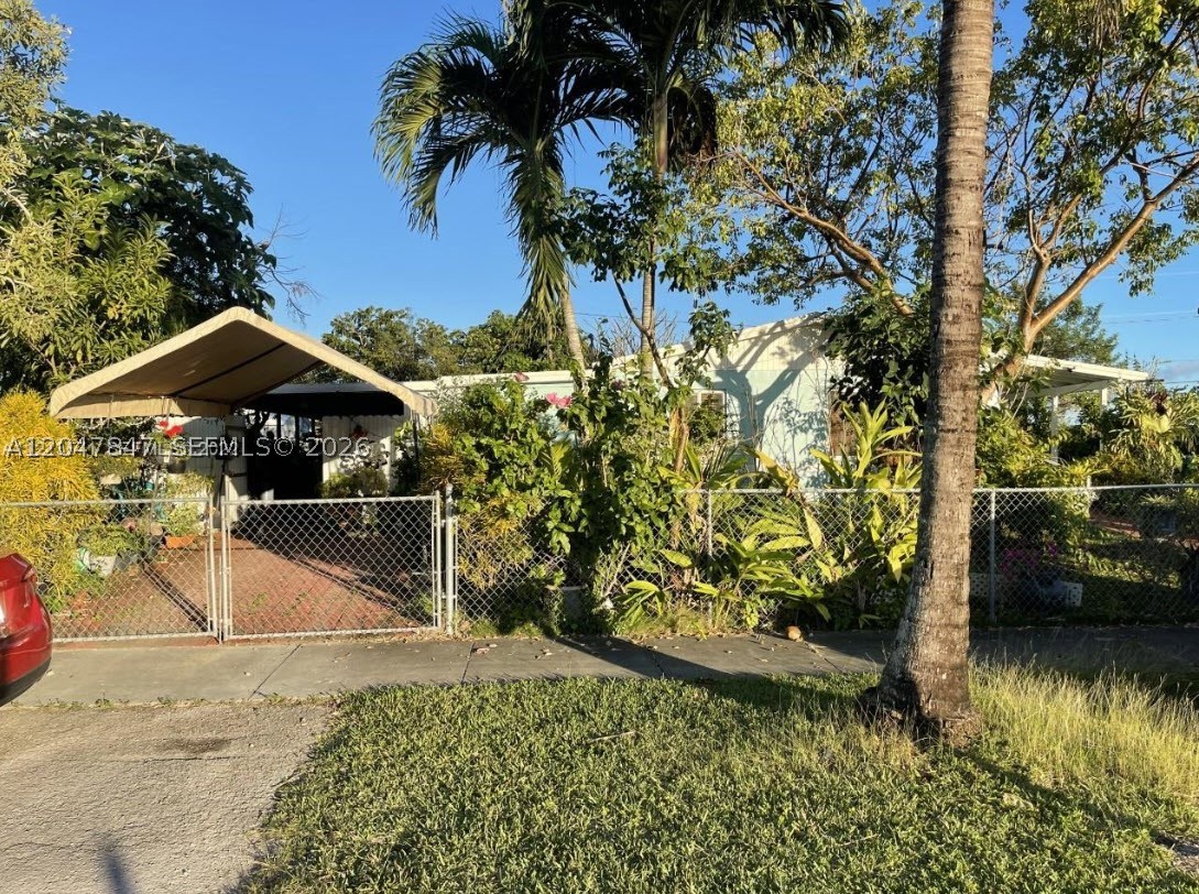 GREAT Single Family home in the heart of Homestead, largest lot in the area 9,525 SQFT. Huge backyard with lots of fruit trees, plenty of space for a pool, boat, RV, and so much more. Comfortable one story 3/2 with ample space in the bedrooms, and all around the house. There is NO HOA, NO HOA FEES. The location of the home is spectacular! A peaceful, well maintained neighborhood that continues to grow in value. Nearby major highways, shopping centers, and great schools. Please call listing agent for appointment owner occupied 24 hour appointment required and pets on the premises . NO FHA , PREFER CASH DUE TO CONDITION OF THE PROPERTY.