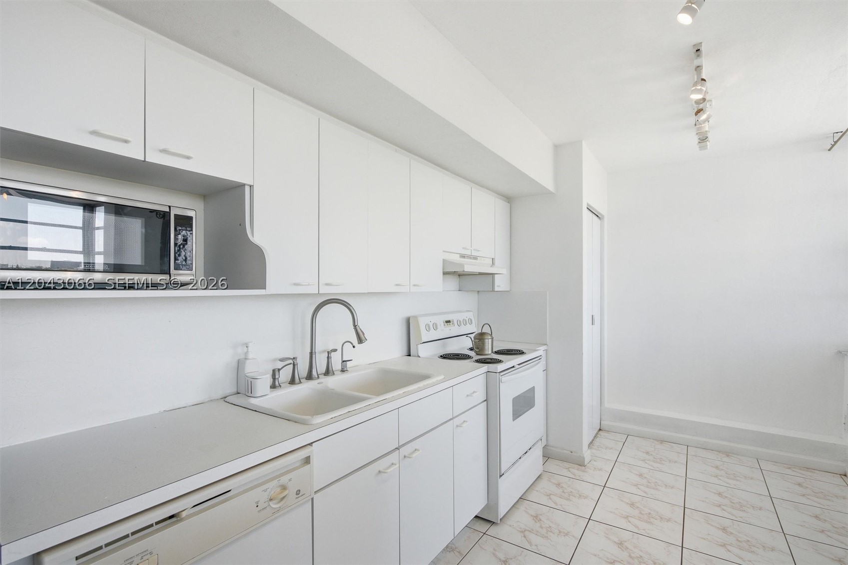 MAJORCA TOWERS CONDO - Residential