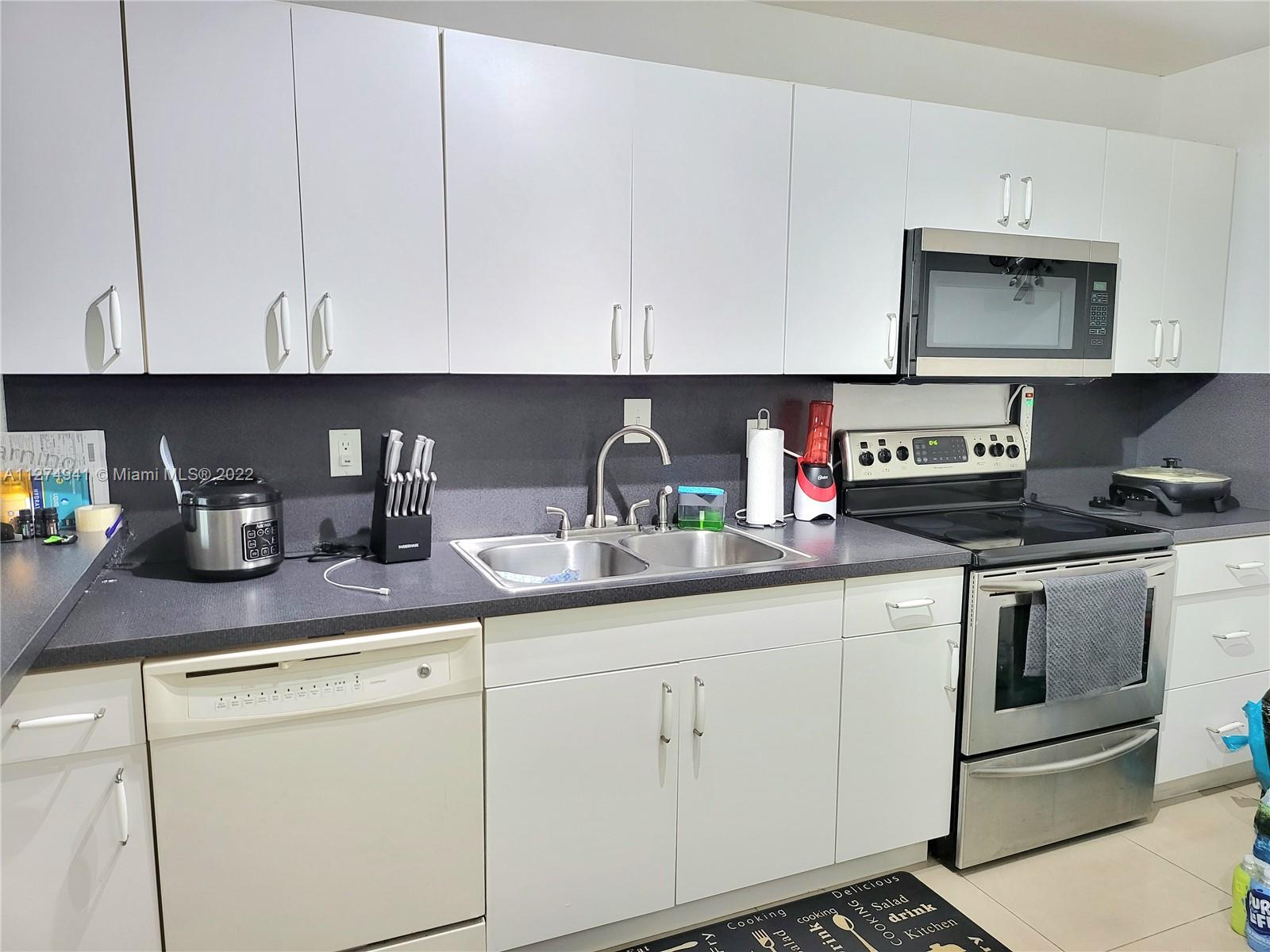 TOWNHOMES OF COUNTRY LAKE - Residential Lease
