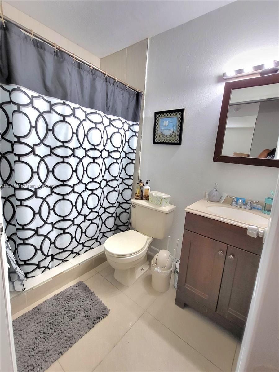 TOWNHOMES OF COUNTRY LAKE - Residential Lease