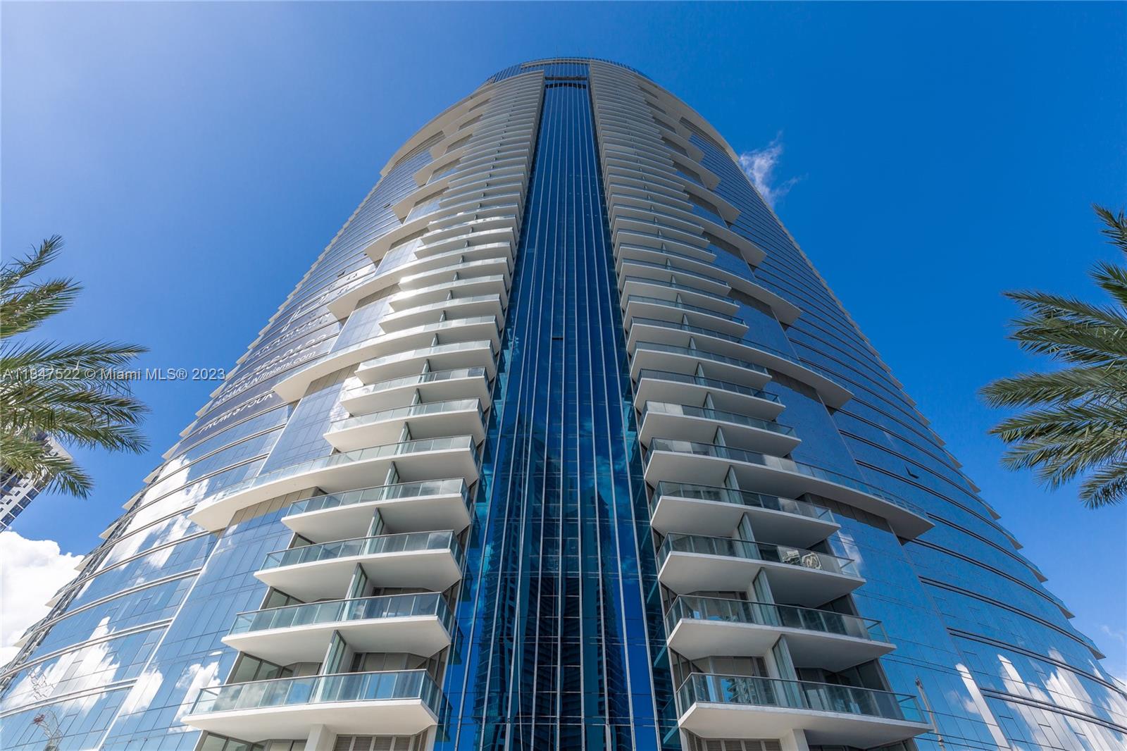 BEAUTIFUL  APARTMENT AT PARAMOUNT MIAMI WORLD CENTER 1 BED + DEN /2 BATHS. Private elevator access with private foyers, 10-foot ceilings in all living spaces, Designer European kitchens, Convertible Den. Custom made closets . 1 Car spot plus Valet. Steps away from Virgin Train Station, American Airlines Arena, BaySide, Museums, Etc. Building nominated as the Most Amenities in the World including Basketball Court, 5 pools, Spa, Gym with boxing area, BBQ Kitchen, Virtual Golf, Recording Studio, Racquetball, Yoga Studio, Sunrise pool, & Kids Play Area, Soccer field, Sky deck.