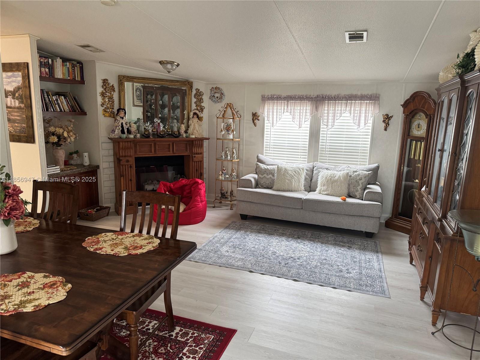 RAVENSWOOD ESTATES & MARI - Residential