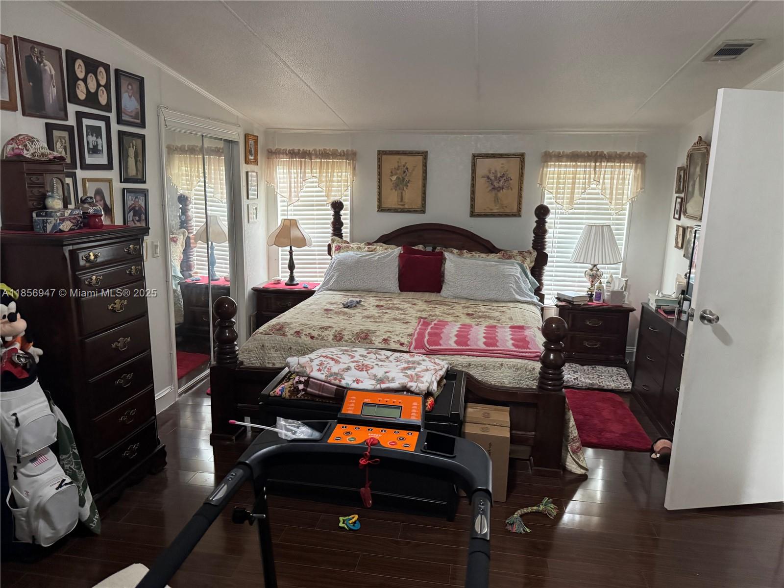 RAVENSWOOD ESTATES & MARI - Residential