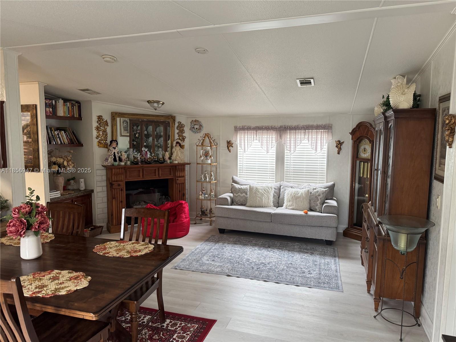 RAVENSWOOD ESTATES & MARI - Residential