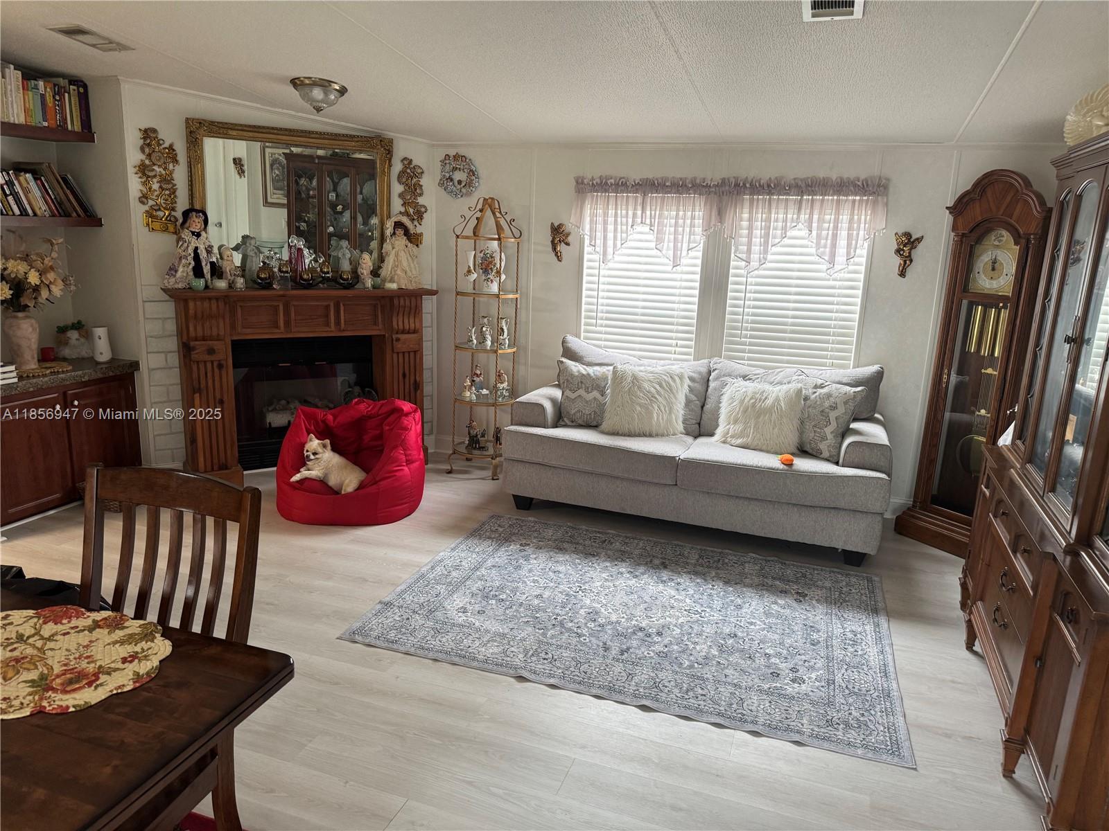 RAVENSWOOD ESTATES & MARI - Residential