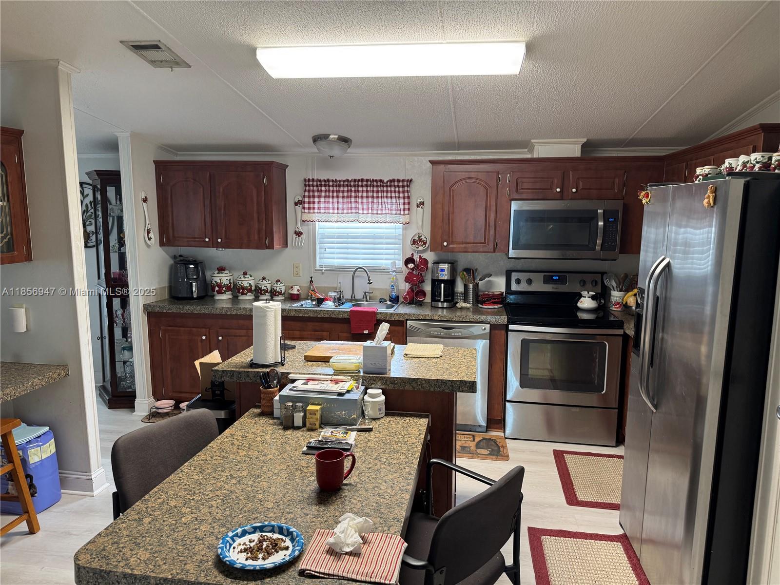 RAVENSWOOD ESTATES & MARI - Residential