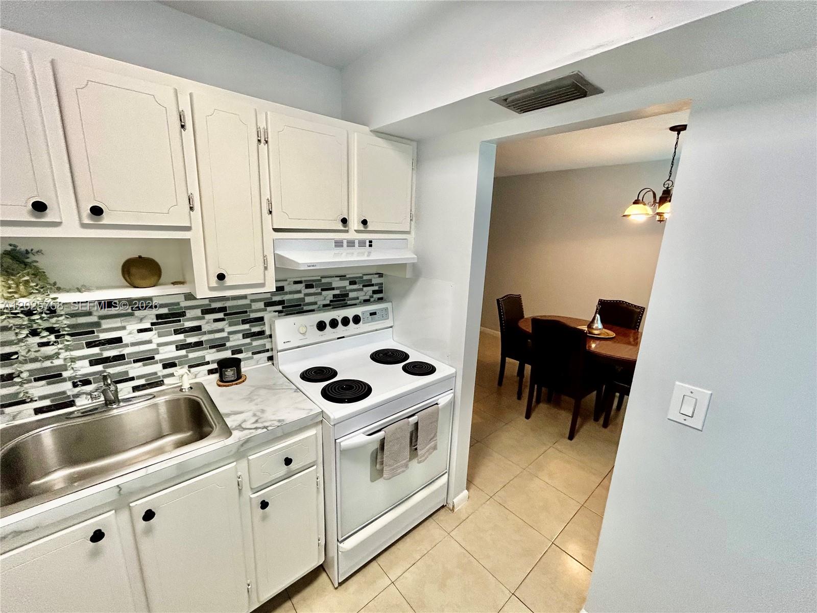 VILLAGE ROYALE CONDO 4 - Residential