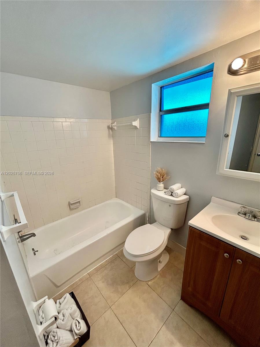 VILLAGE ROYALE CONDO 4 - Residential