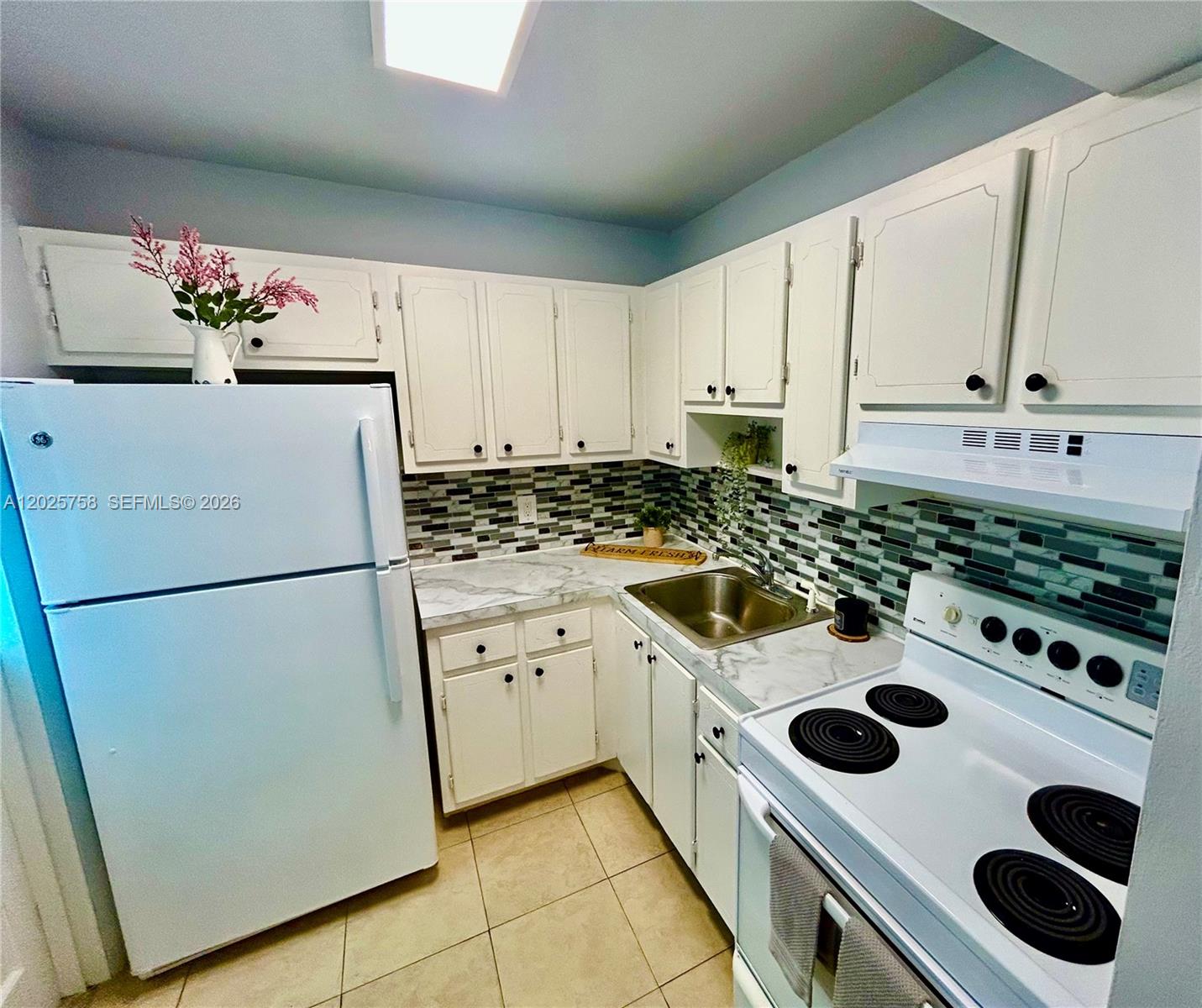 Beautiful 1-bedroom, 1-bath apartment in a desirable 55+ Boynton Beach community, just minutes from the beach. Located on the second floor, this well-maintained unit includes 1 assigned parking space. Building recently painted with resurfaced catwalks and stairs. Currently rented through February 2027, great investment opportunity.
Showings by appointment only. Please do not disturb tenant. Call listing agent with 24-hour notice to request a showing.